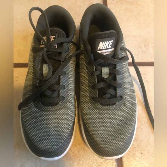 Nike FLEX, Like new, Size 7 but fit more like a 6.5 Women’s. - Picture 2 of 4